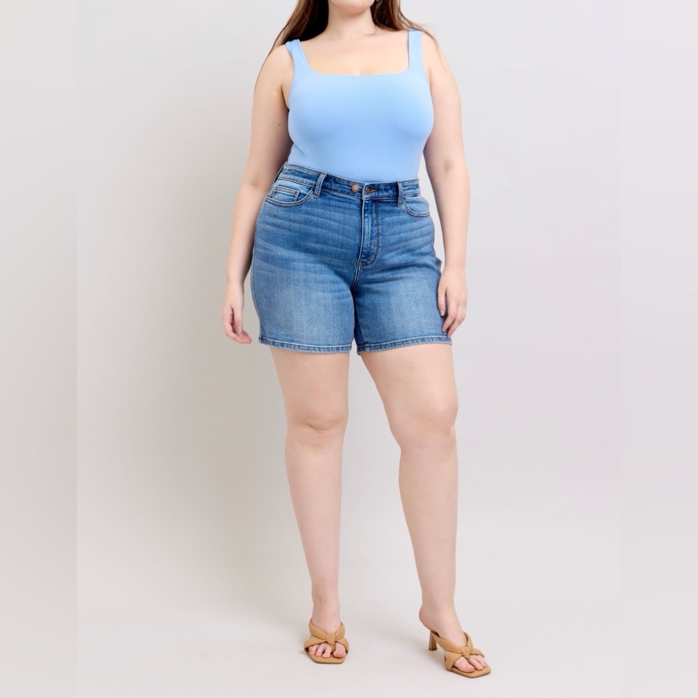 NWT Judy Blue PLUS + REG Size 2 Button Mid Length Medium Wash Denim Dad Shorts